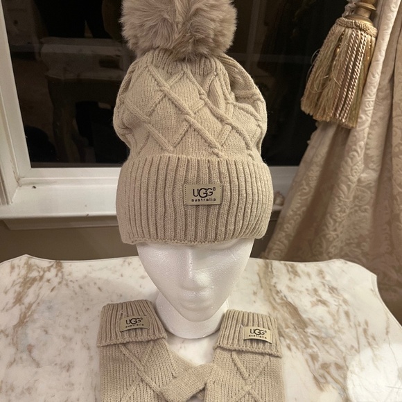 UGG BEIGH BEANIE GLOVE SET NWT - Picture 2 of 9